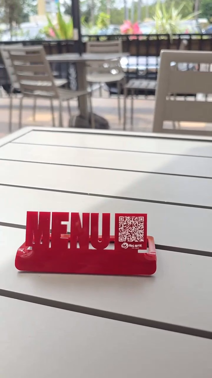 استند کیو آر کد منو پلکسی قرمز طرح MENU؛ حروف برش‌خوردهٔ MENU، صفحهٔ QR در کنار عنوان منو