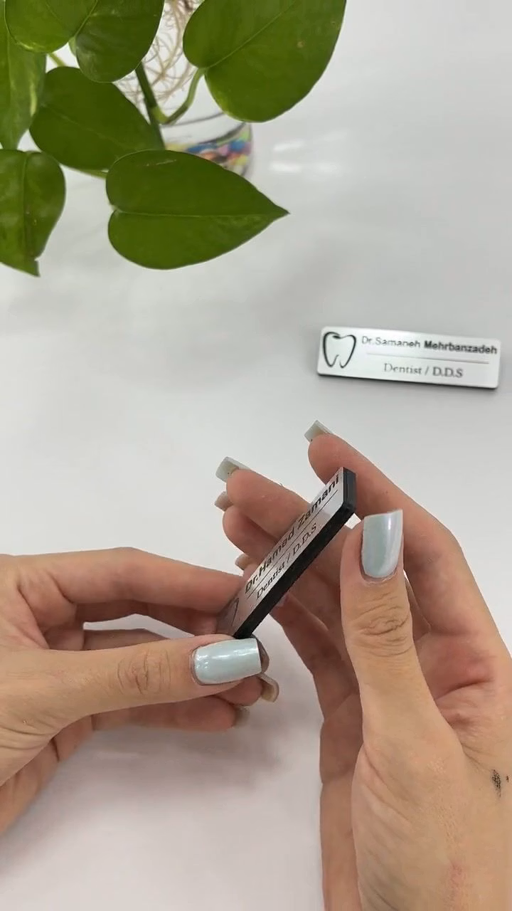 نمایش ویدیویی بج سینه دندانپزشکی نقره‌ای با طرح دندان و نام اختصاصی
