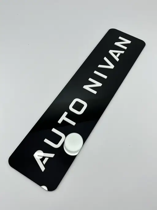 نمای کامل پلاک کشیده مشکی AUTO NIVAN با گوشه‌های گرد روی زمینه روشن