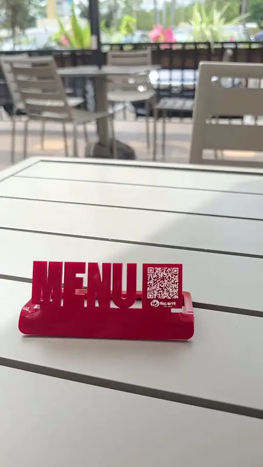 استند کیو آر کد منو پلکسی قرمز طرح MENU؛ حروف برش‌خوردهٔ MENU، صفحهٔ QR در کنار عنوان منو