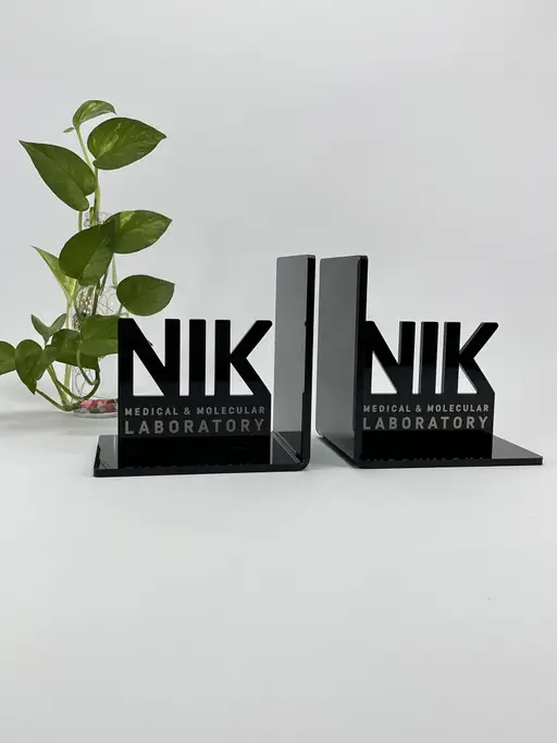 دو قطعه نگهدارنده کتاب بدون کتاب برای نمایش فرم تکیه‌گاه و پایه