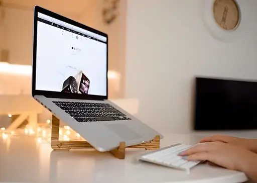 تصویر محصول استند پایه لپ تاپ چوبی مدل TH_78625💻 - طرح و هنر (بندانگشتی گالری)